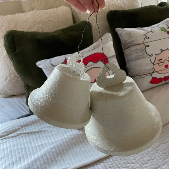 SET OF 4 METAL OFF WHITE GLITTER CHRISTMAS BELLS - Picture 4 of 9